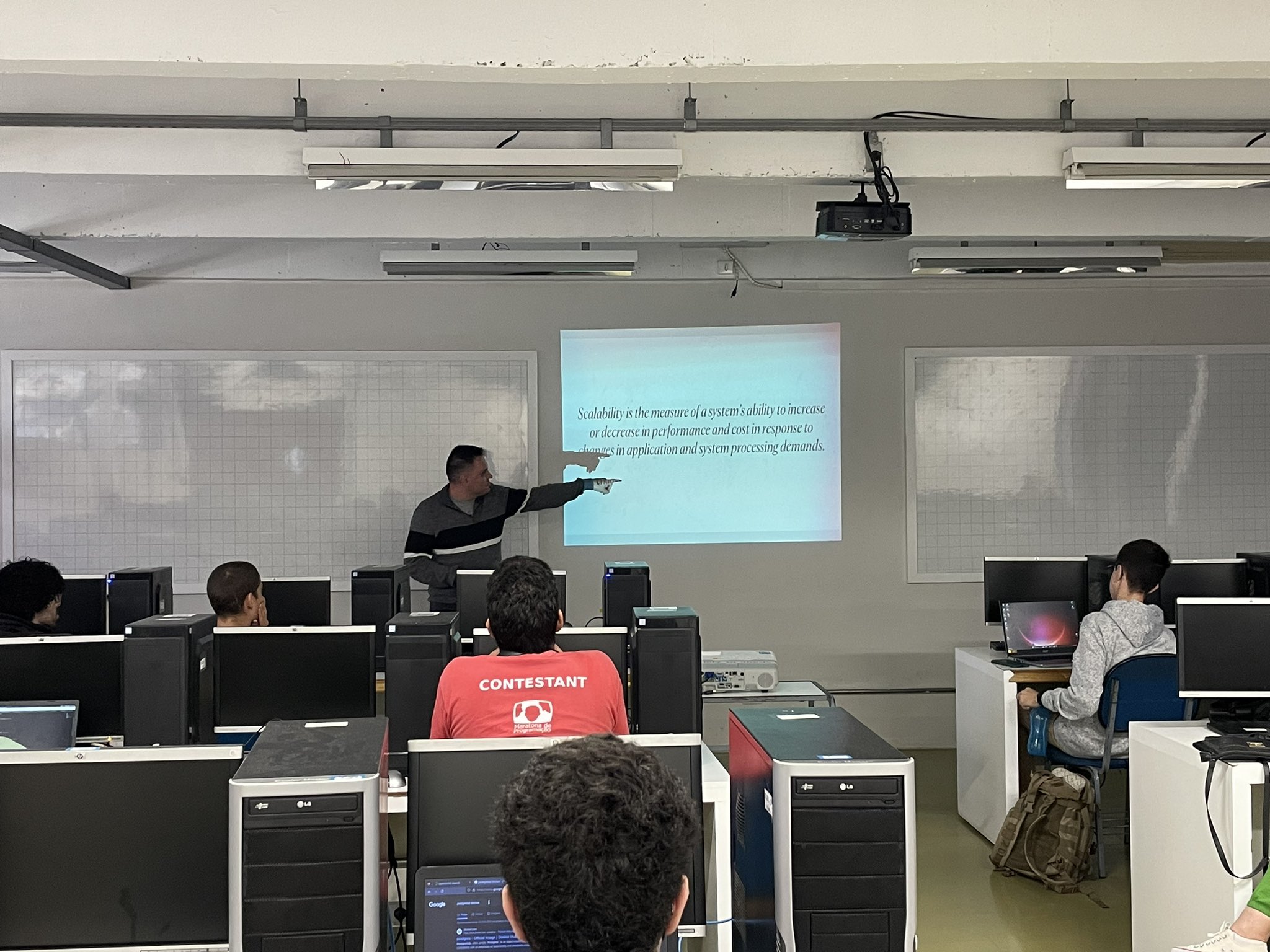 Vinícius Bail Alonso mostrando como escalar com PostgreSQL. Foto: Guilmour Rossi